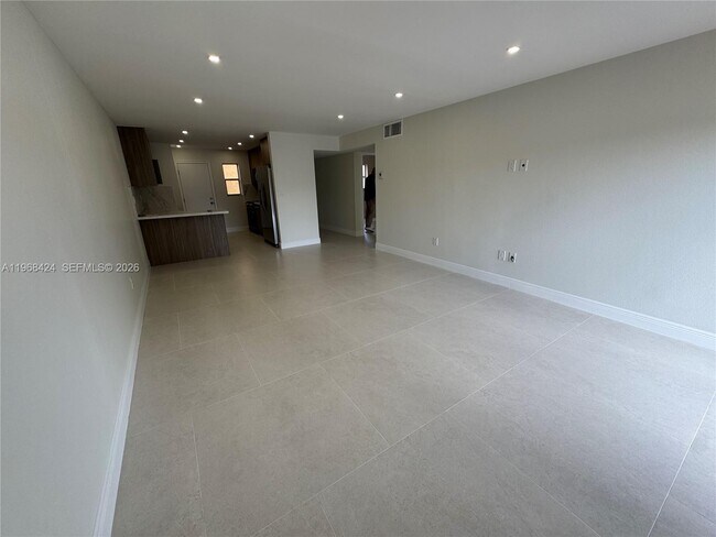 Photo - 1900 W 54th St Unidad 219