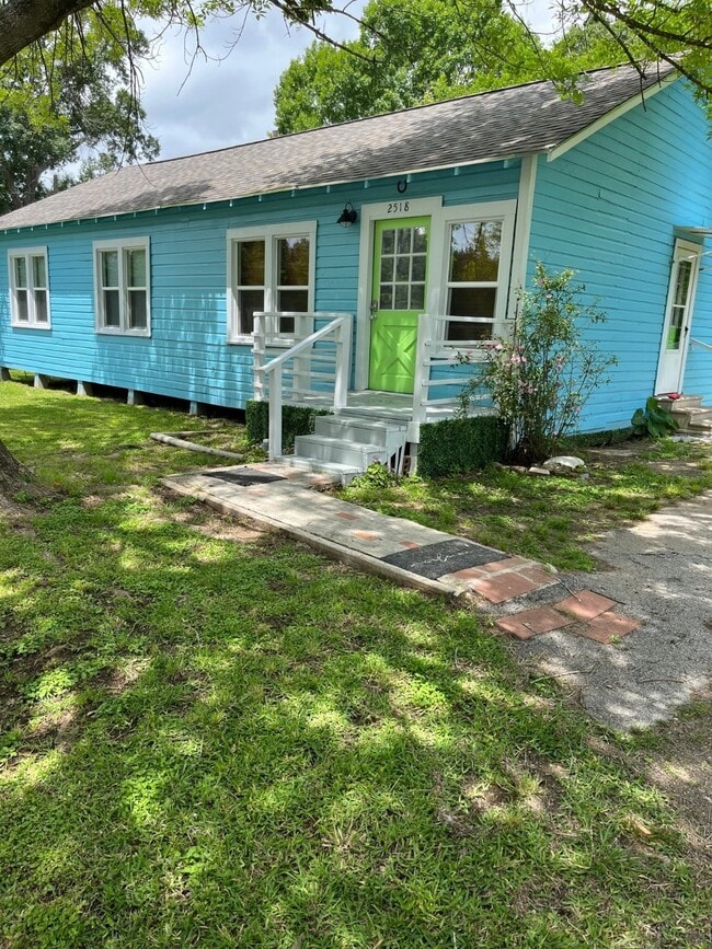 Building Photo - 2518 Waller St Rental
