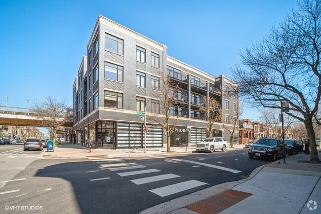 Building Photo - 1348 W Roscoe St Rental