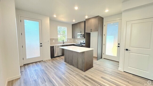 Building Photo - L0628 Unit B Rental
