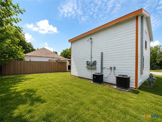 Photo - 1404 W Ave E