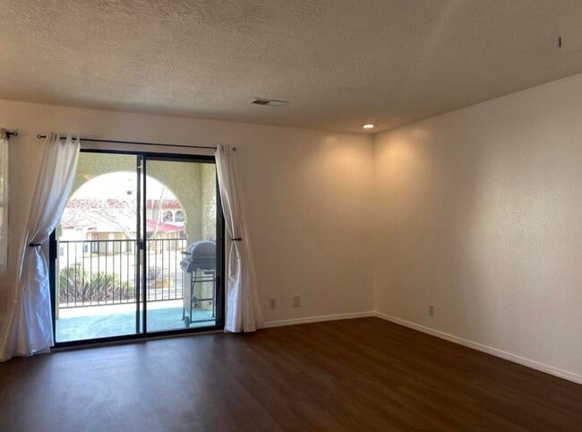 Photo - 807 Country Club Dr SE