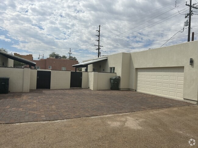 Building Photo - 1004 E Silver St Rental