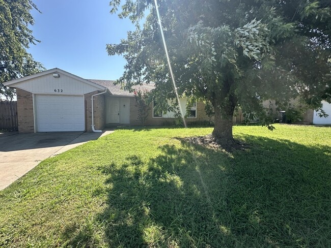 Building Photo - 632 Ramblin Oaks Dr