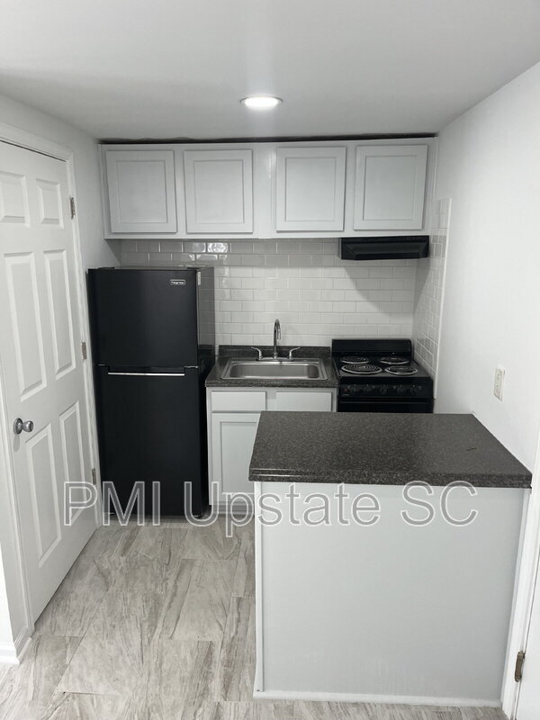 Building Photo - 201 Chandler Dr Unit Apt 32C