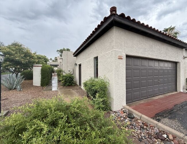 Building Photo - Town Home For Rent