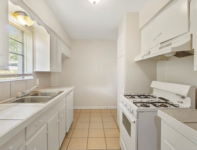 Photo - 13306 Oak Leaf Ln