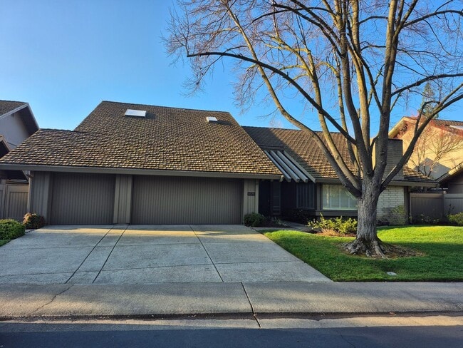 Photo - Beautiful 4 bedroom 2.5 bath with loft & Pool