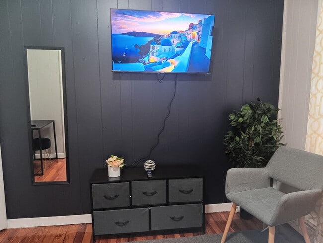 Building Photo - 125 Salina St