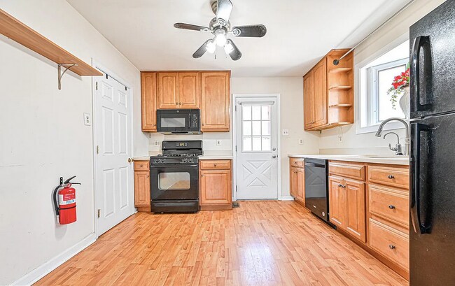 Photo - 1122 Monmouth Rd