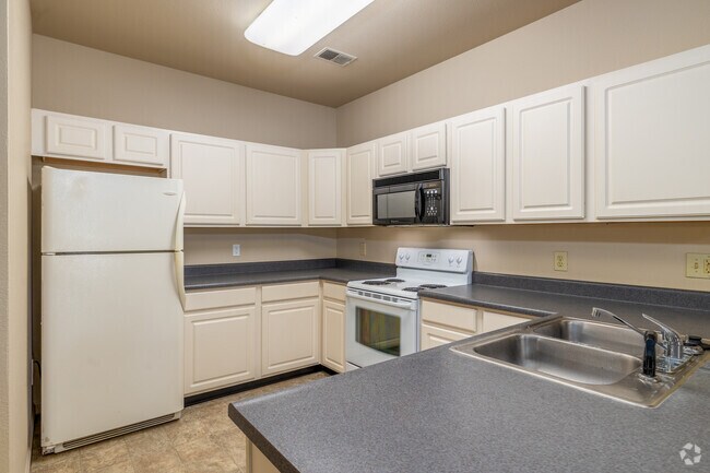 1BR, 1BA - 818SF - Kitchen