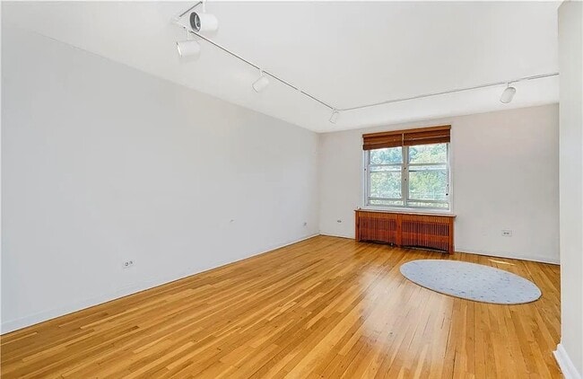 Photo - 350 Richmond Ter