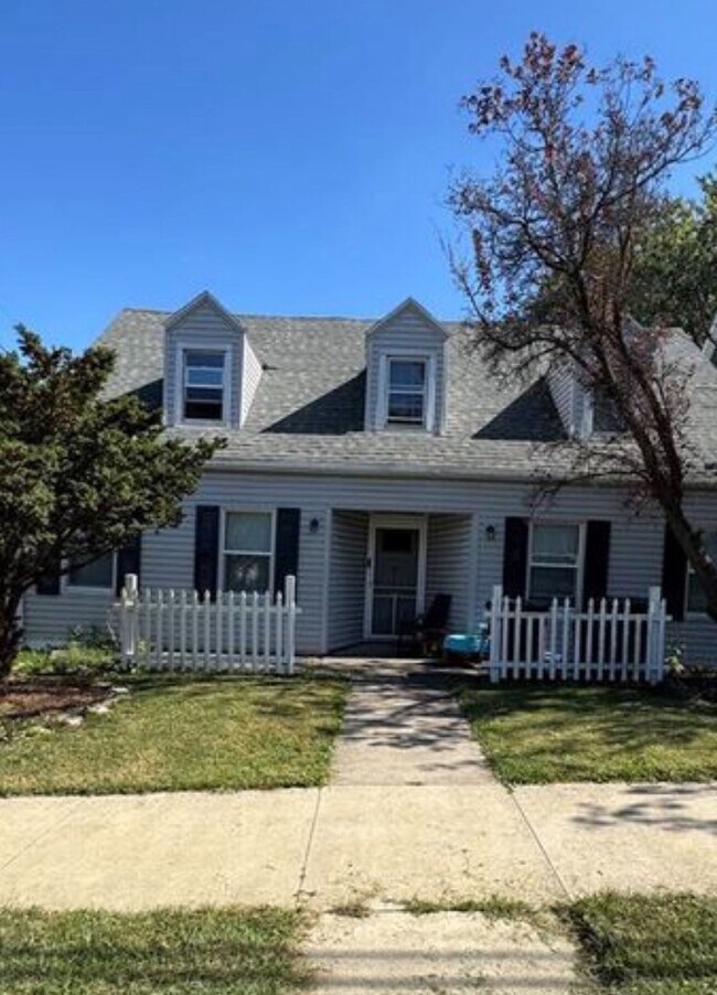 Building Photo - Sturges Unit 2 Upstairs