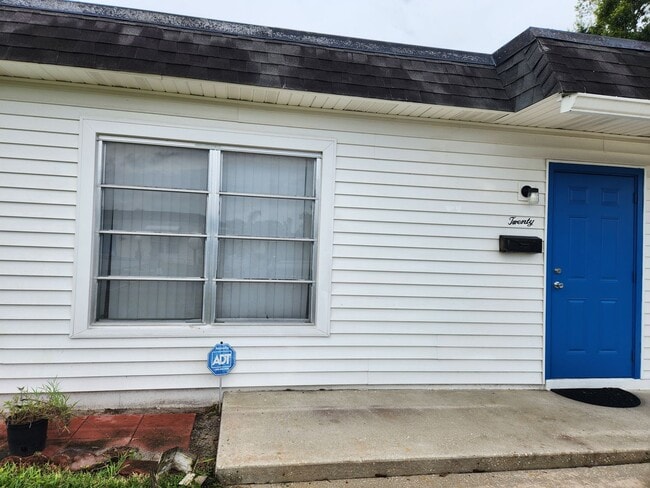 Building Photo - 20 Hamlin Ct