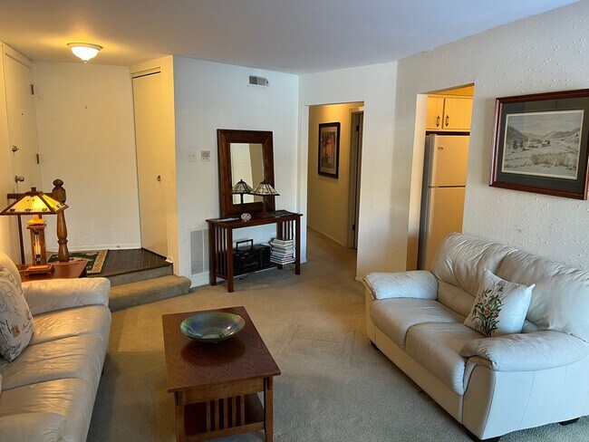 1607 Thames Ct Unit D