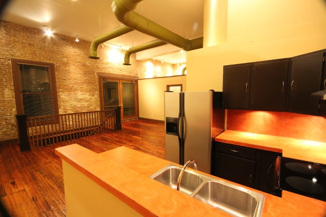 Building Photo - 319 S Flores St Unit 102