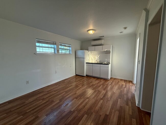 Photo - 5D 10th Ave