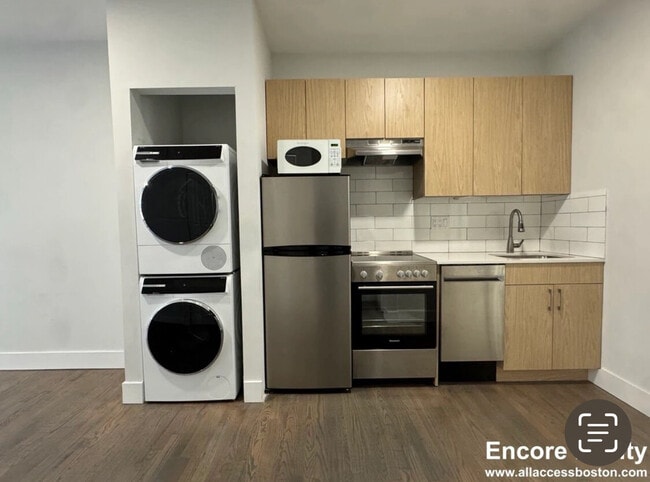 Building Photo - 252 Newbury St Unit 10