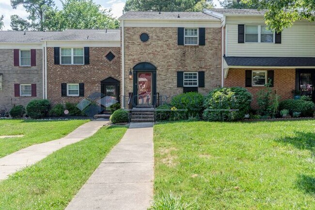 Photo - Spacious Townhome with Wood-Burning Fireplace, Large Deck & Storage Room , Convenient North Ridge... Unidad o