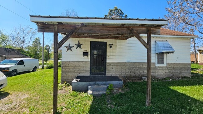 Photo - 102 E 4th St