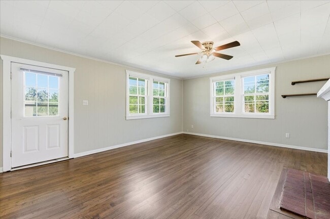 Photo - Charming 3-Bedroom Home with Large Fenced Yard in Richmond Hill!