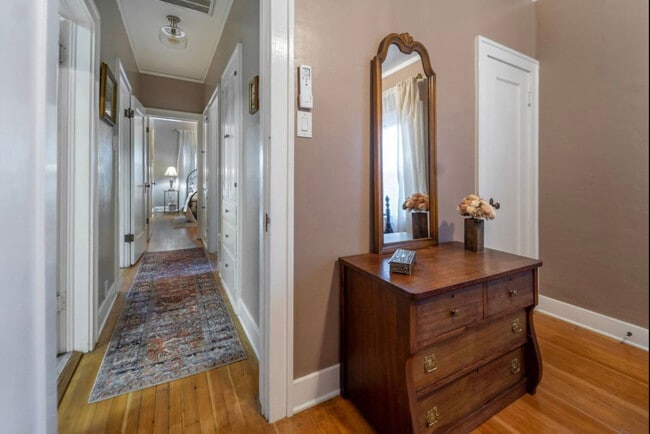 Pasillo - 925 Parkview Ave