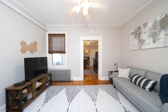 Building Photo - 433 W Walnut St Unit 2 (2 bedroom)