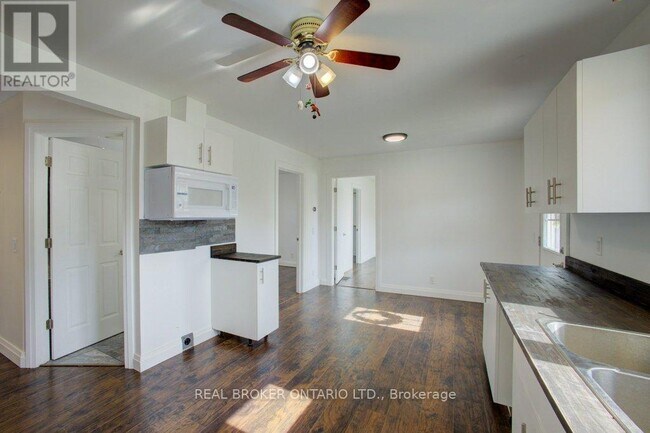 Photo - 387 Countess St S