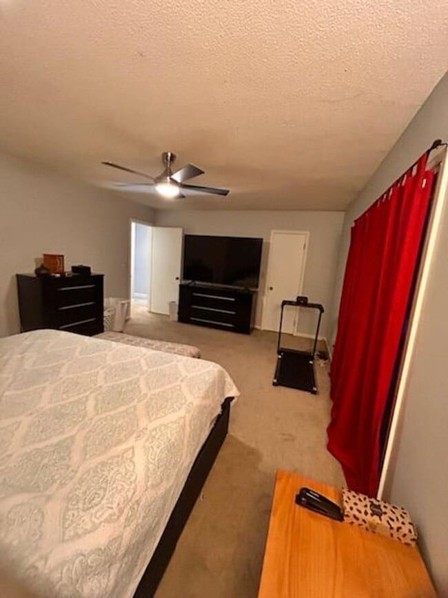 Photo - Stunning 3 bedroom/3 bathroom home with AMAZING lake view!