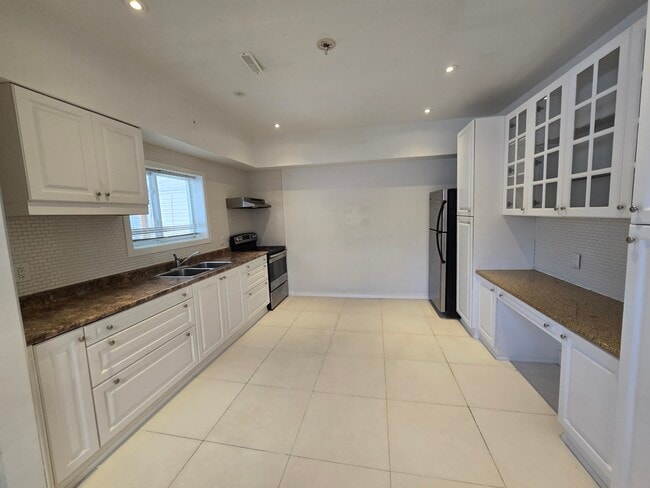 Photo - Stunning, very large two bedroom apt in St. Claire west ((St. Claire & Oakwood)) rarely available Unité Main