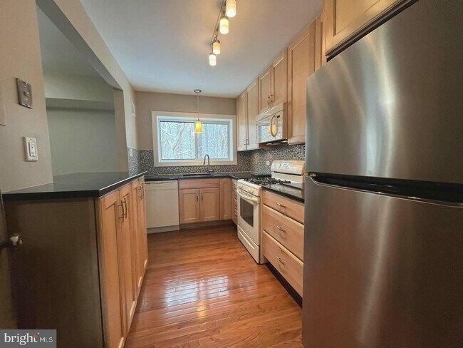 Photo - 10619 Weymouth St Unidad 102