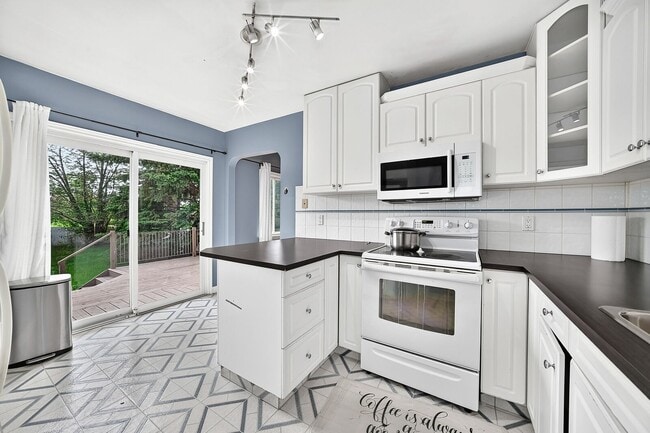 Photo - 2216 Victoria Crescent NW
