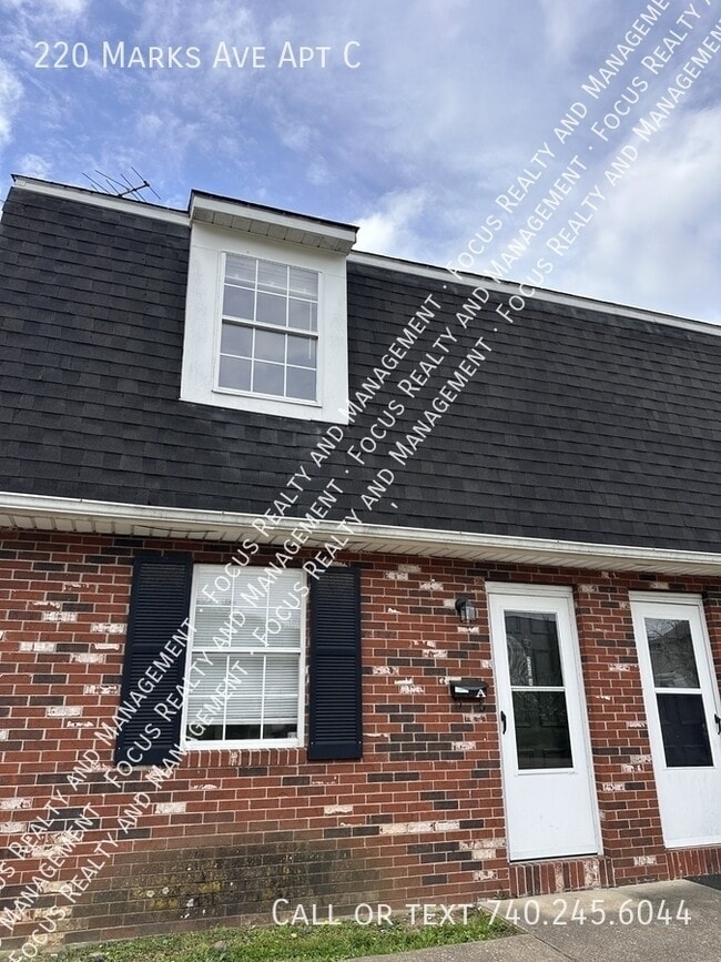 Building Photo - 220 Marks Ave