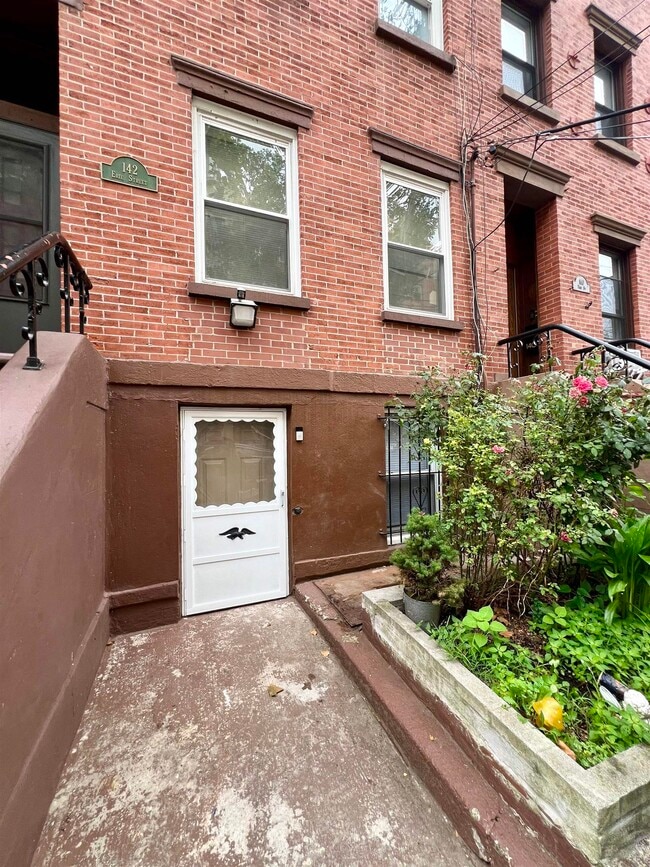 Building Photo - 142 Erie St Unit B