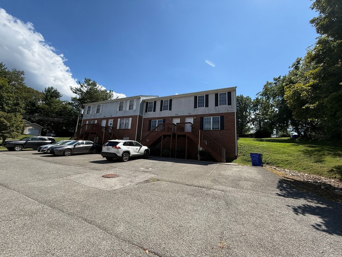 Photo - 735 E Main St
