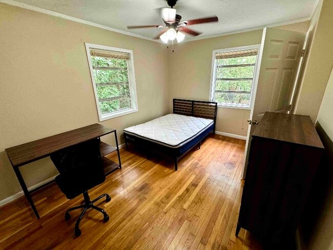 Photo - 1962 Maple Dr