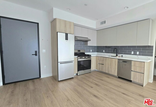 Photo - 1530 S Hayworth Ave Unidad 203