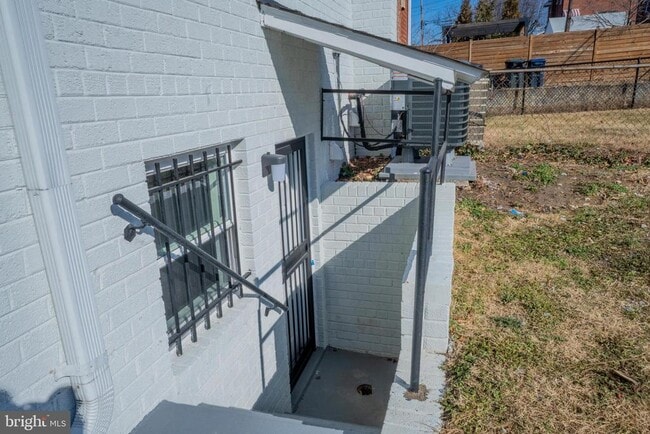 Building Photo - 413 Kennedy St NE