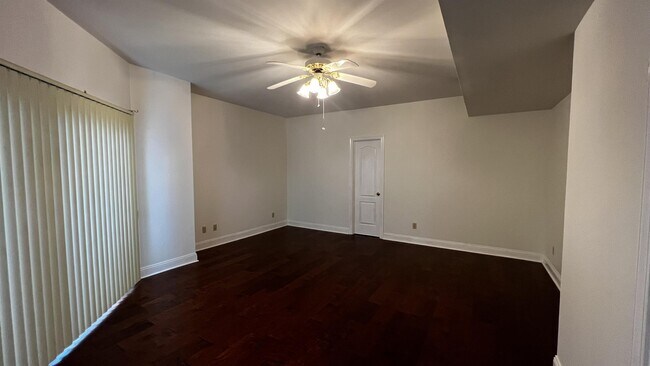 Photo - 100 Tower Dr