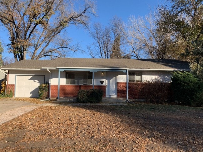 Building Photo - STUDENTS WELCOME! Spacious 5 Bed 2 Bath Ranch Home