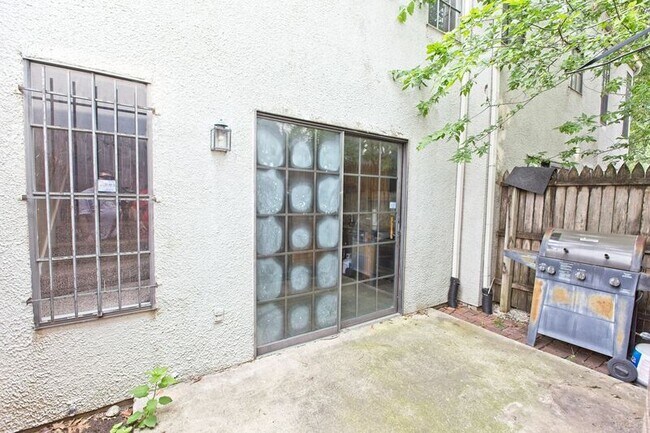 Photo - 5000 Cedar Springs Rd Unidad #103