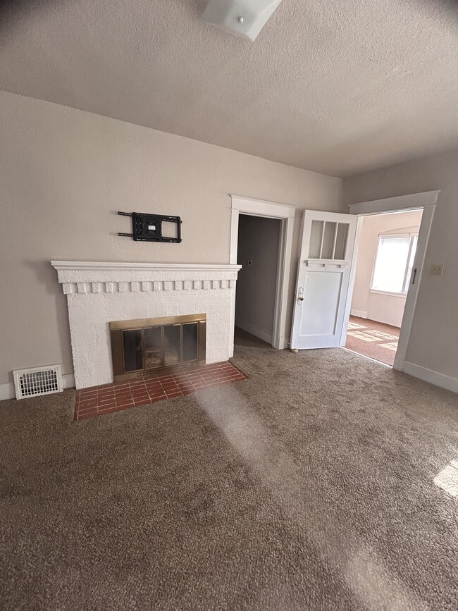 Photo - 225 W 21st St