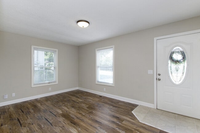 Photo - 666 Annex Ave