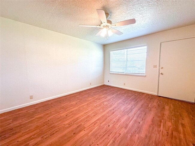 Photo - 833 Owl St