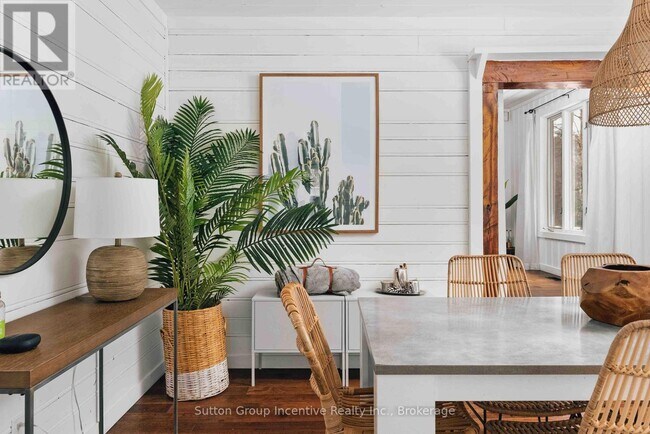 Photo - 1972 Limberlost Rd