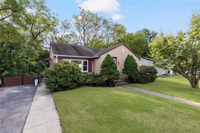 Building Photo - 61 School St