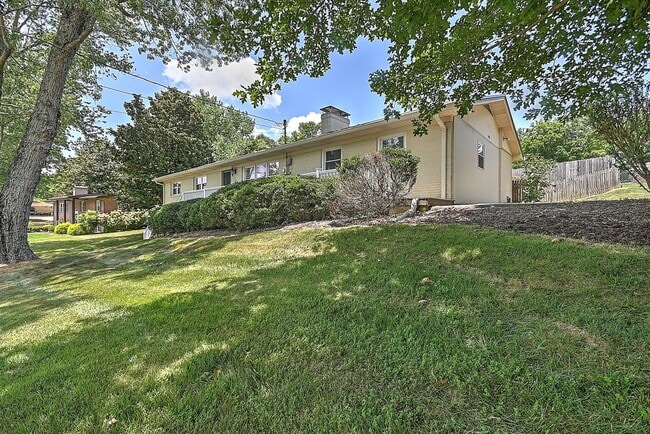 Building Photo - 4 Bedrooms 3 Baths Johnson City
