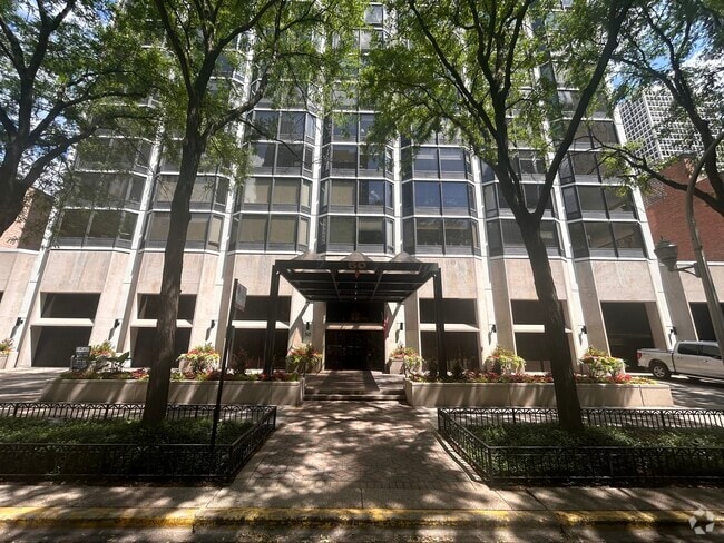 Building Photo - 50 E Bellevue Pl Unit 704 Rental