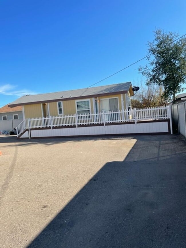 Building Photo - 1BR/1BA Tiny Home in Ramona Town Center