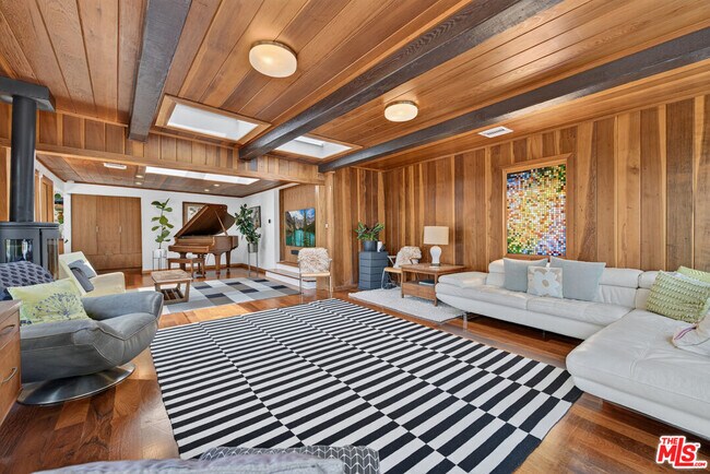 Building Photo - 1738 Topanga Skyline Dr